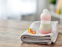ミルクが入った哺乳瓶とおしゃぶり