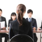 面接をする女性