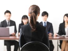 面接をする女性